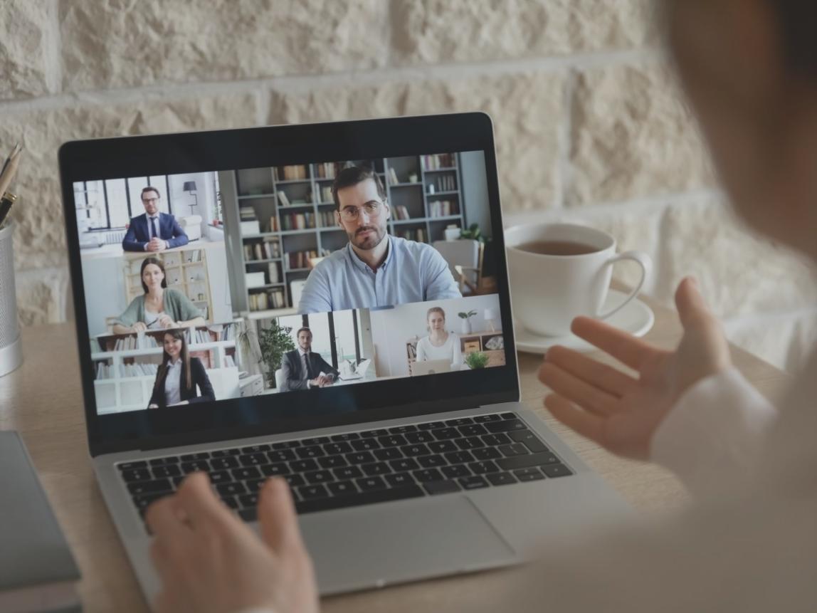 Echipă de specialiști analizând performanța mobile și metrici SEO